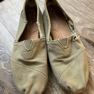 Khaki canvas TOMS slip-on shoes #sliponshoes